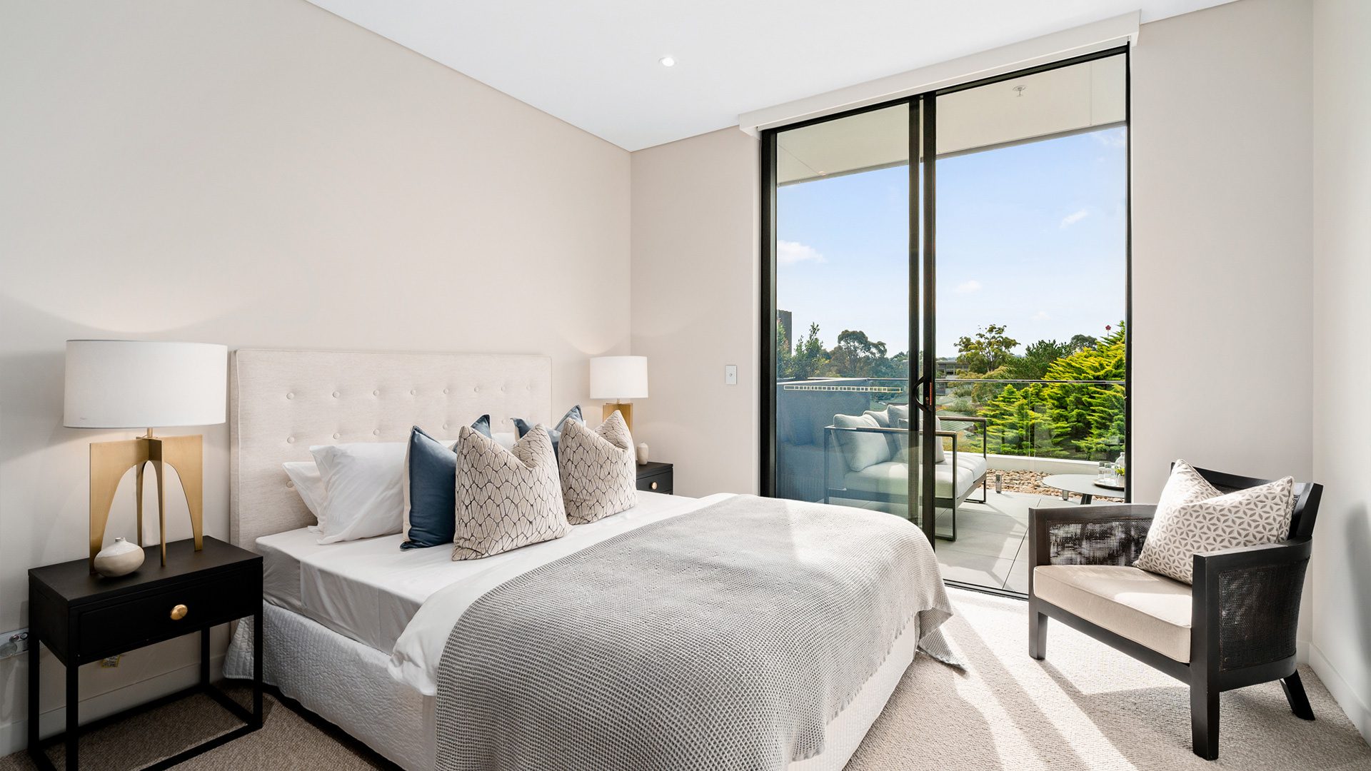 elena-penthouse-collection-bedroom-terrace-01